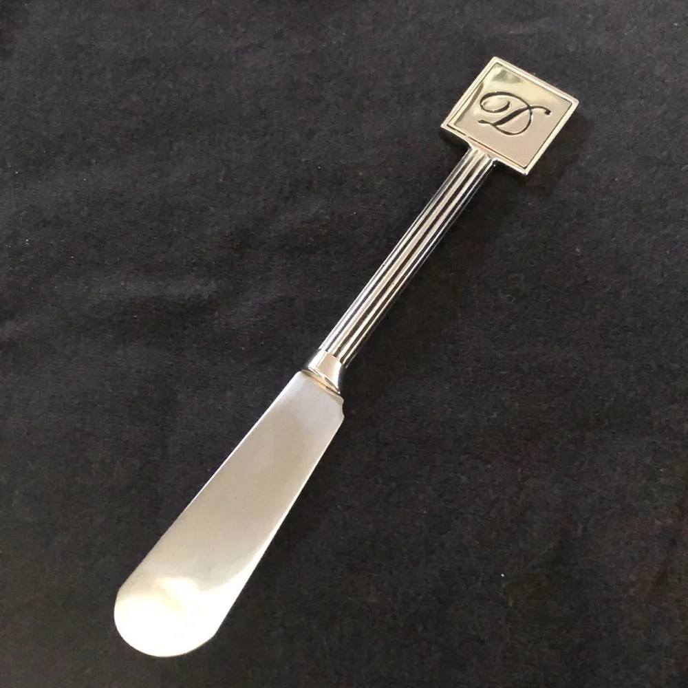 Monogrammed “D” spreader